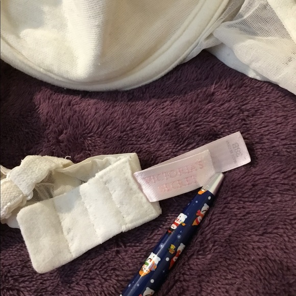 Vintage Victoria Secret White Lacy Demi Bra - Picture 11 of 14